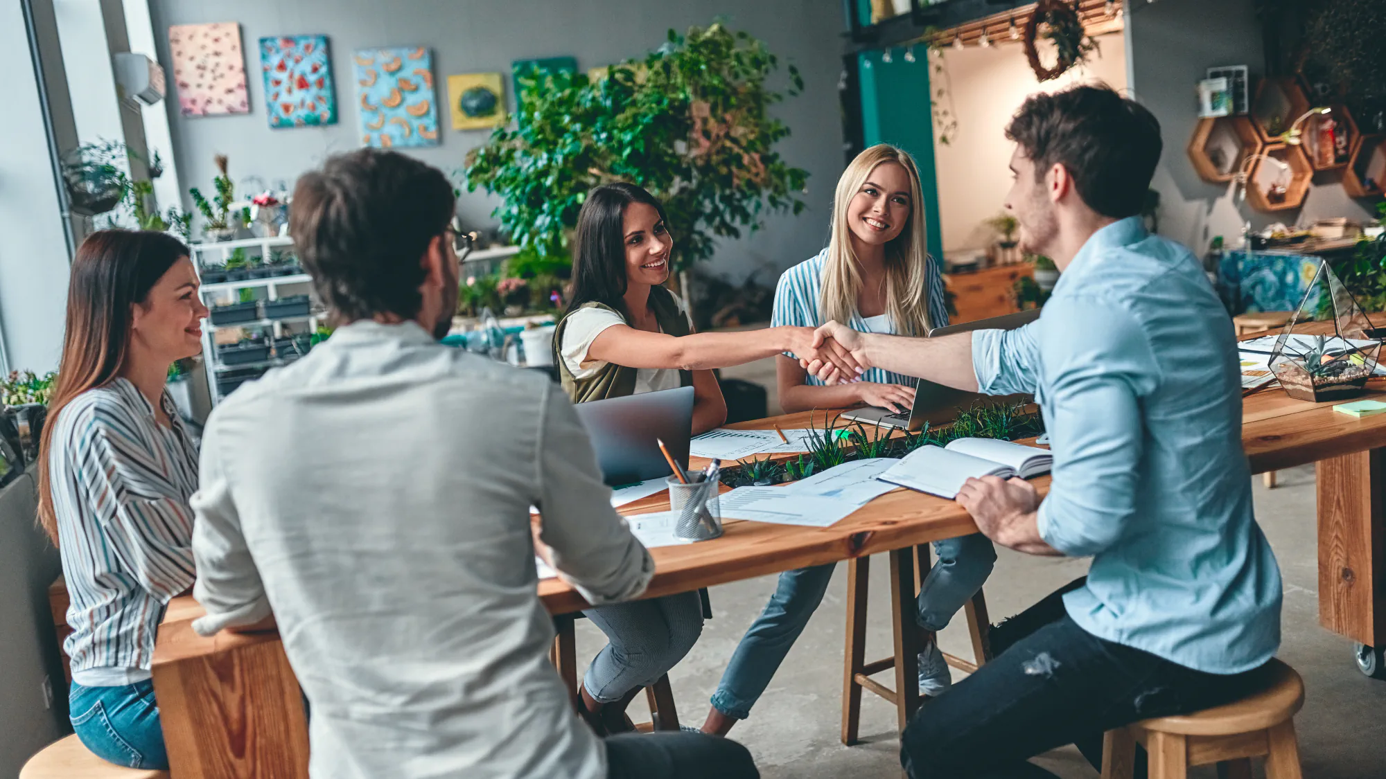 Groupe d’adultes échangeant autour d’une table