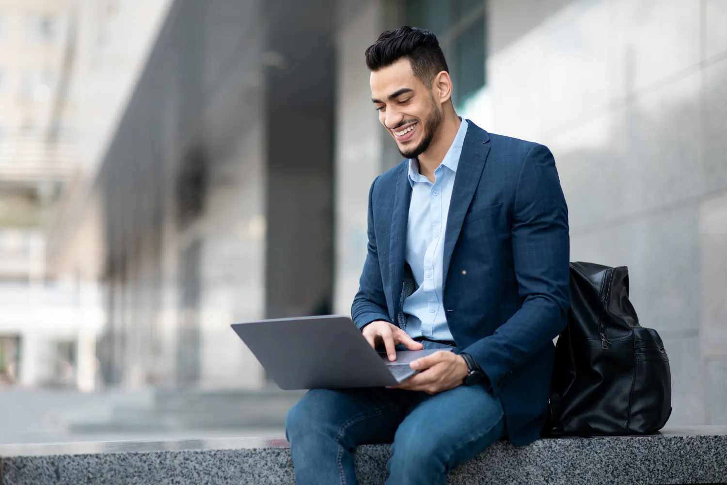 Jeune professionnel travaillant sur son ordinateur portable